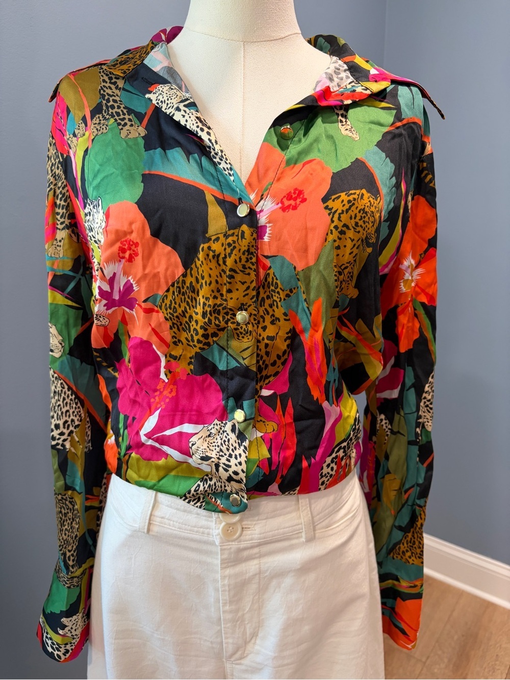 DX Collection Tropical Leopard Print Satin Button Front Blouse NWT Size Small